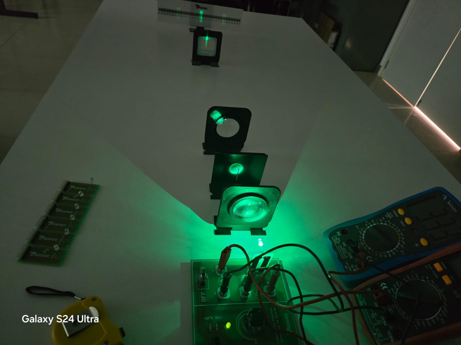 Montagem experimental do LED amarelo com instrumentos de medição